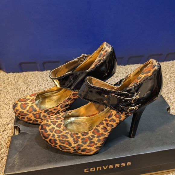 Black Leopard Print Heels Size 8 1/2 - Picture 3 of 3